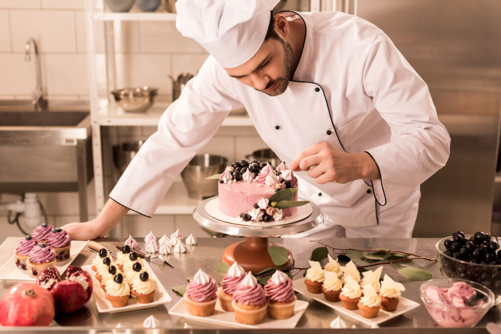 Pâtissier réalisant les délices glacés